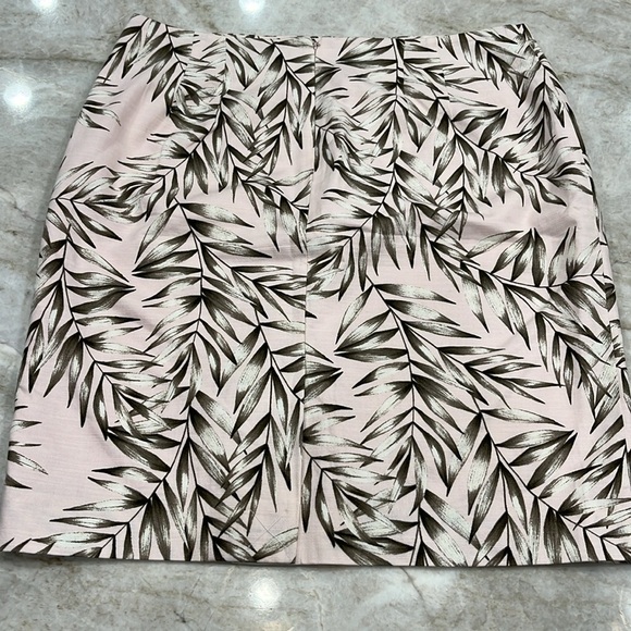 NEW Ann Taylor Factory | Pale‎ Pink Tropical Pencil Skirt | Petite Size 6 (6P) - Picture 2 of 10